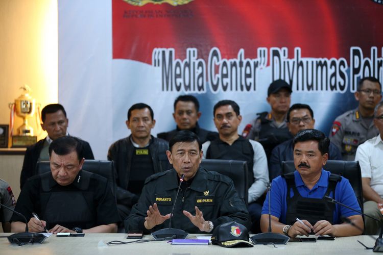 Menteri koordinator Bidang Politik, Hukum dan Kemanan (Menko Polhukam) Wiranto (tengah) memberikan keternag pers kronologis mengenai kerusuhan di Mako Brimob Kelapa Dua, Depok, Jawa Barat, Kamis (10/5/2018). Sebanyak 145 narapidana terorisme yang menguasai Rutan Cabang Salemba Mako Brimob menyerahkan diri setelah dilakukan operasi Polri. 

