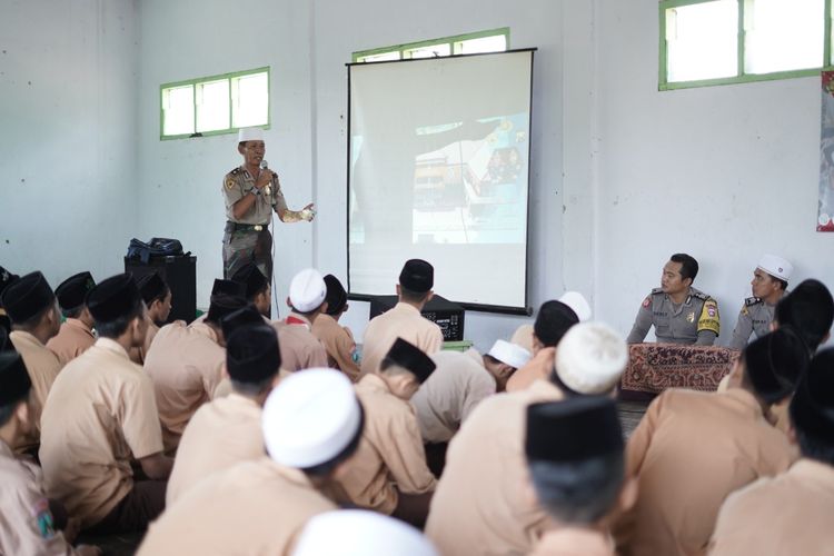 Polisi mengajak santri menjadi anggota polri. Khusus hafiz dan dai diberikan porsi khusus. 