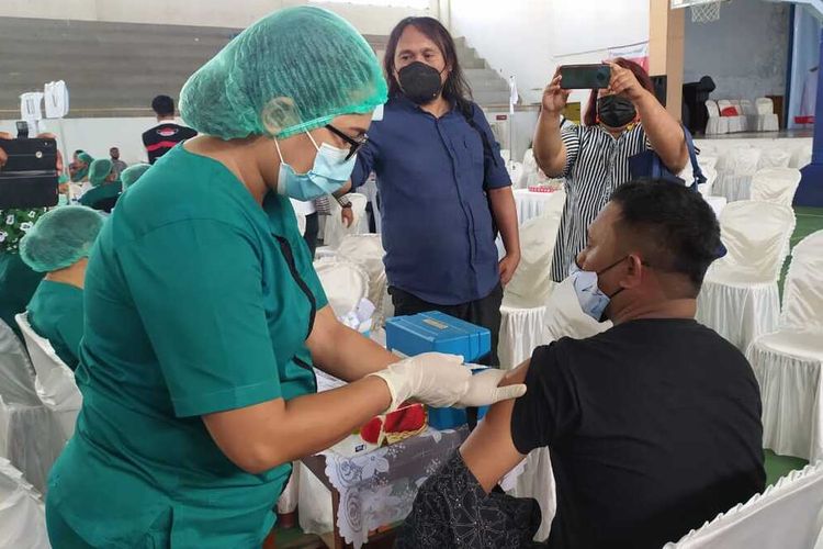 A number of reporters in Ambon, Maluku get their Covid-19 vaccinations at the city's Karang Panjang Sporthall, Wednesday (17/3/2021)