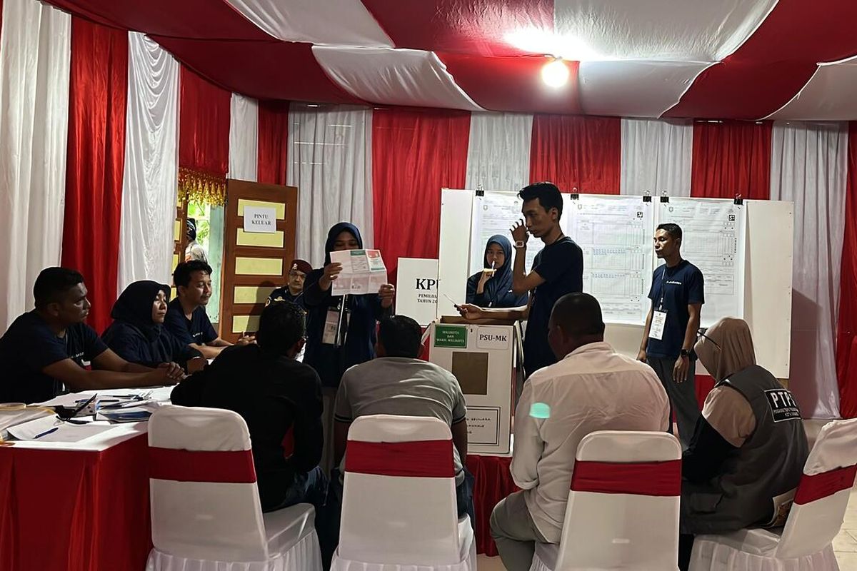 Proses perhitungan suara dalam Pemungutan Suara Ulang (PSU) di TPS 02 Gampong (Desa) Paya Seunara, Kecamatan Sukamakmue, Sabang, Sabtu (5/4/2025).
