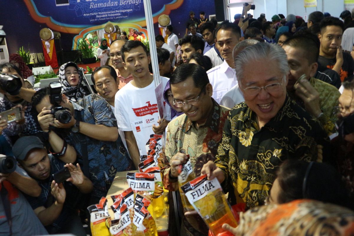 Menteri Perdagangan RI, Enggartiasto Lukita (Kanan) Bersama dengan Mantan Menteri Perindustrian RI Saleh Husein (Kiri) Saat Mengunjungi Salah Satu Stand Yang Ikut Meramaikan Pasar Murah Ramadhan Berbagi di Kemendag RI, Jakarta, Rabu (7/6/2017).