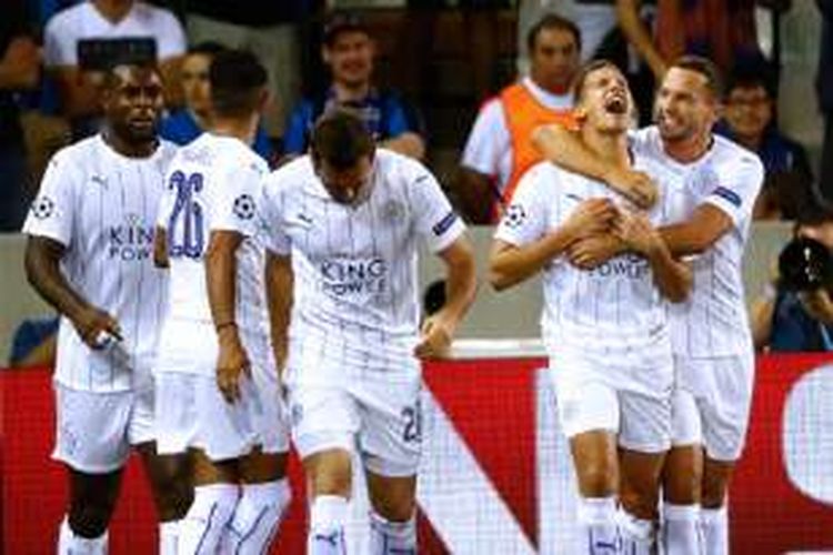 Para pemain Leicester City meluapkan kegembiraan seusai mencetak gol pada laga debut Liga Champions di kandang Club Brugge, Rabu (14/9/2016). 
