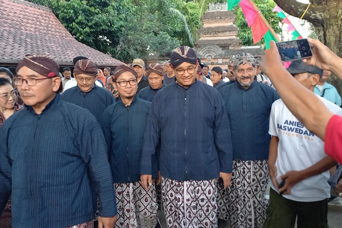 Anies beserta rombongan saat ziarah ke Makam Agung di Masjid Gedhe Kotagede, Minggu (13/8/2023)