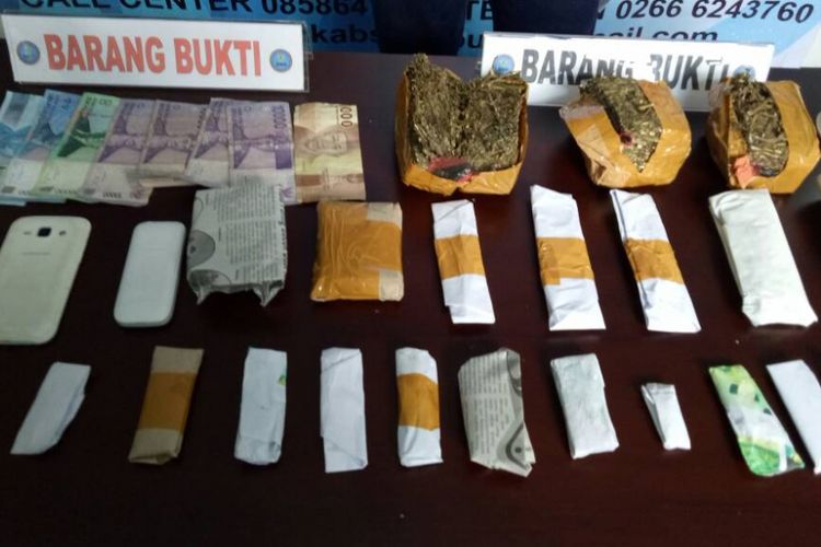 BNN memperlihatkan barang bukti diduga ganja kering saat jumpa pers di Kantor BNN Kabupaten Sukabumi, Jawa Barat, Jumat (9/6/2017). 