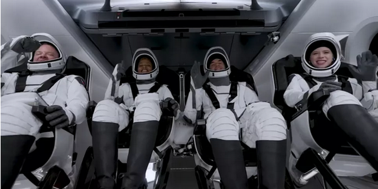 4 warga sipil yang menjadi kru Inspiration4 di dalam SpaceX's Crew Dragon Resilience saat mereka menunggu peluncuran di atas NASA's Pad 39A di Kennedy Space Center di Florida pada 15 September 2021. Dari kiri: Chris Sembroski, Sian Proctor, Jared Isaacman dan Hayley Arceneaux. 