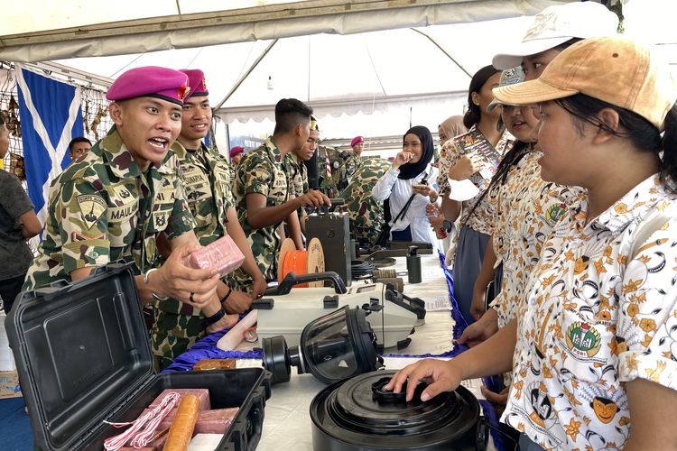 Saat Siswa SMP Mengenal Peralatan Penjinak Bom di TNI Fair 2026...