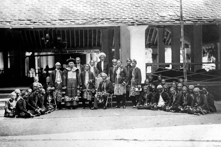 Para pamong praja pribumi Bangil bersama tokoh Arab dan Tionghoa di Bangil di masa Hindia Belanda