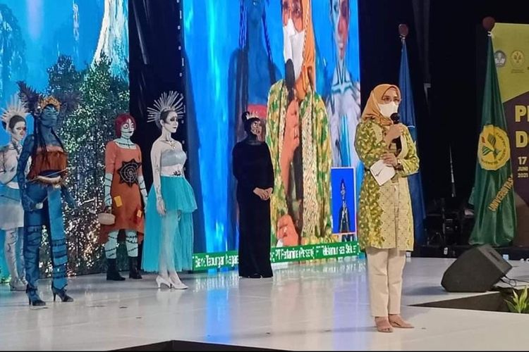 Mahasiswa prodi Tata Rias dan Tata Busana Fakultas Teknik UNJ menggelar Rias Fantasi dan Fashion Show di acara penutupan dies natalis UNJ ke-57 yang digelar pada 17 Juni 2021.