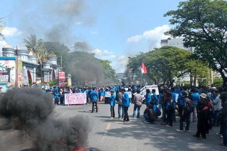 Mahasiswa dari Aliansi Unismu Satu unjuk rasa blokade Jalan Sultan Alauddin Makassar, Senin (11/4/22) siang 