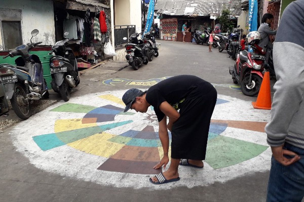 Eki (31) seniman yang membuat sketsa untuk mural Asian Games 2018 di Jalam Z, Jati Pulo, Palámerah, Jakarta Barat. 