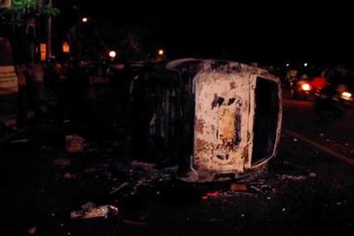 Mobil polisi yang dibakar massa mahasiswa di Jalan Diponegoro, Salemba, Jakarta Pusat, Kamis (29/3/2012) malam ini.