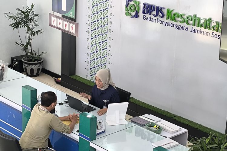 Petugas BPJS Kesehatan sedang melayani masyarakat di Kabupaten Pamekasan, Rabu (7/1/203/26). Peserta BPJS Kesehatan tetap bisa naik kelas perawatan dengan mekanisme dan batas biaya tertentu.