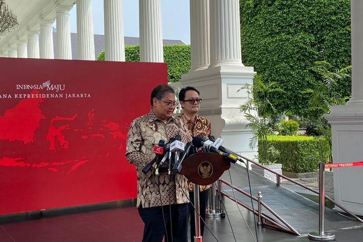 Menteri Koordinator Bidang Perekonomian Airlangga Hartarto usai rapat terbatas di Kompleks Istana Kepresidenan Jakarta, Kamis (16/5/2024). 