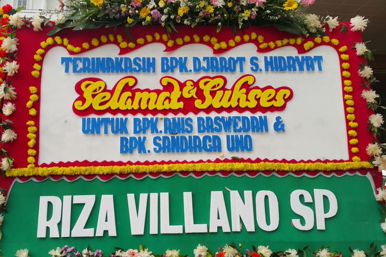 Karangan bunga berisi ucapan selamat dan sukses untuk gubernur dan wakil gubernur terpilih DKI Jakarta Anies Baswedan-Sandiaga Uno yang dikirim ke Balai Kota DKI Jakarta. Foto diambil Selasa (10/10/2017).