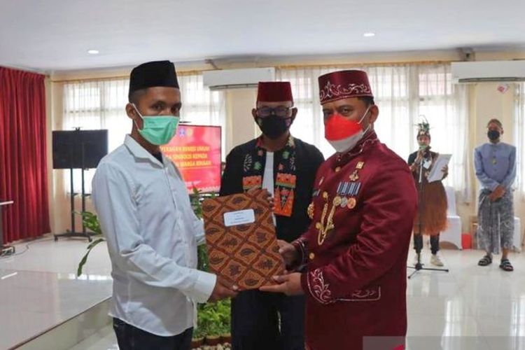 Kepala Kantor Wilayah Kementerian Hukum dan HAM DKI Jakarta Ibnu Chuldun (kanan) saat Pemberian Remisi Umum kepada warga binaan pemasyarakatan di Lapas Kelas I Cipinang, Rabu (17/8/2022). 