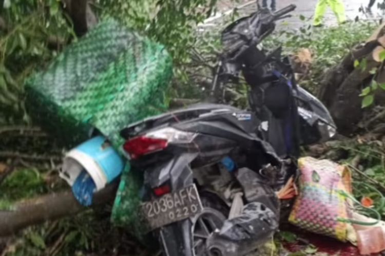 Potongan gambar sepeda motor korban yang tewas tertimpa pohon di Jalan Imam Bonjol Medan, Jum'at (31/5/2024)