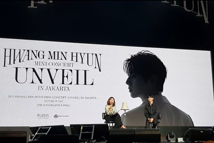 Penyanyi Hwang Min Hyun Saat Konferensi Pers di Mal Kota Kasablanka, Jakarta Selatan, Sabtu (19/8/2023)