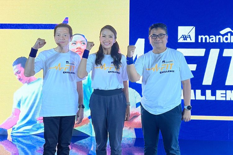 Peresmian AXA Mandiri Fit Challenge yang dihadiri oleh Handojo G. Kusuma (kiri), Melanie Putria (tengah), Uke Giri Utama (kanan) pada Jumat (7/10/22) 