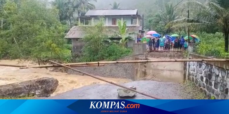 Jembatan Ambruk, Warga Terpaksa Melintas Lewat Aliran Sungai