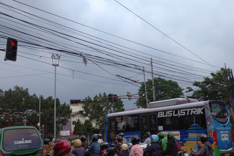 Kondisi kabel melengkung dan menjuntai di perempatan Jalan Peta dan Jalan Kopo, Kota Bandung, Jawa Barat, Selasa (27/2/2024).