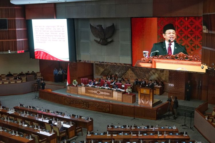 Ketua DPR Bambang Soesatyo saat berpidato dalam Rapat Paripurna Ke-12 Masa Persidangan III di Kompleks Parlemen, Senayan, Jakarta, Rabu (13/2/2019).