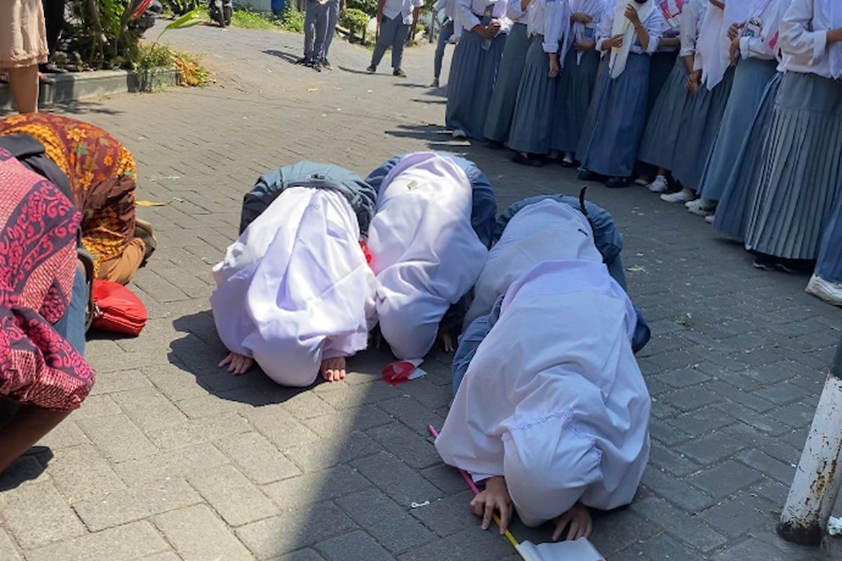 Siswa SMK Prapanca 2 Surabaya sujud, setelah sekolahnya dibuka kembali