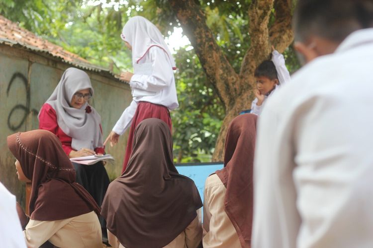 Sejumlah siswa SD di Kabupaten Cianjur, Jawa Barat, ini terpaksa belajar di bawah pohon karena kelas mereka rusak tak bisa digunakan.