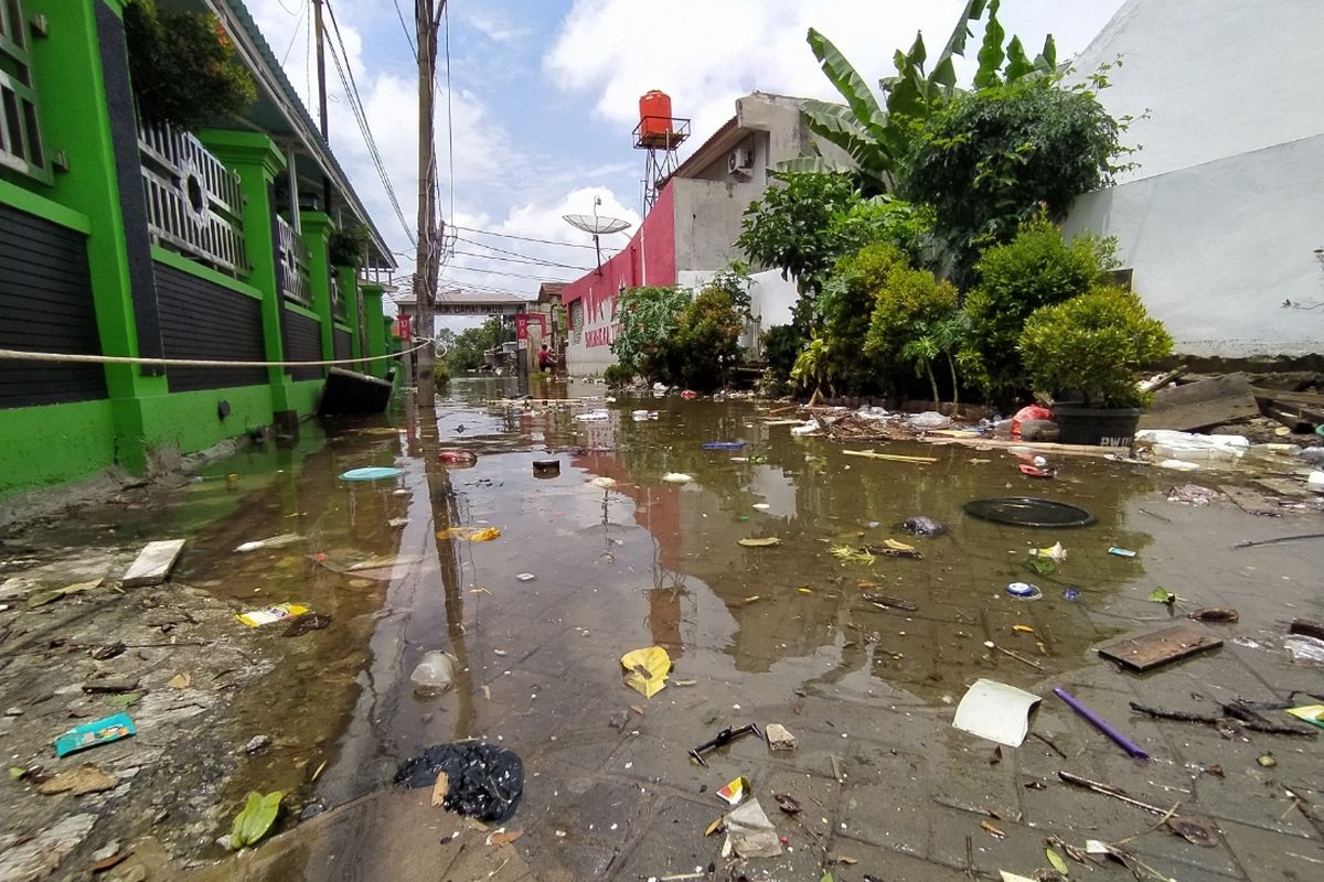 Sampah berserakan di permukaan air banjir di RW 011, Kelurahan Periuk, Kecamatan Periuk, Kota Tangerang, Banten. Senin (22/2/2021) siang. Banjir di lokasi itu sudah terjadi sejak Sabtu lalu dan sampai Selasa ini belum juga surut.