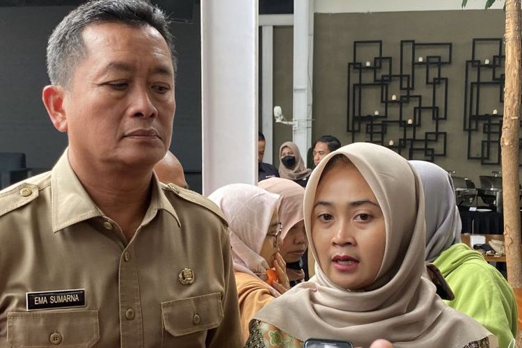 Sekretaris Daerah Kota Bandung Ema Sumarna (kiri) bersama Ketua KPU Kota Bandung Wenti Frihadianti (kanan) saat memberikan keterangan di Bandung, Jawa Barat, Rabu (24/1/2024). 