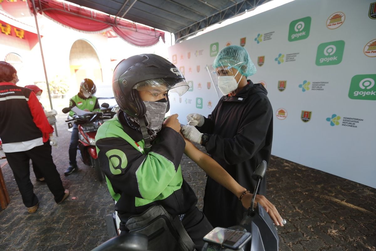 Driver ojek online saat mengikuti vaksinasi drive thru di Klenteng Sam Poo Kong, Semarang, Jawa Tengah.