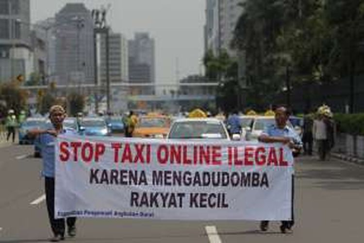 Gabungan sopir taksi dan bajaj melakukan aksi demonstrasi di sepanjang Jalan Sudirman, Jakarta, Selasa (22/3/2016). Mereka menuntut pemerintah menutup angkutan umum berbasis online karena dianggap mematikan mata pencaharian mereka.