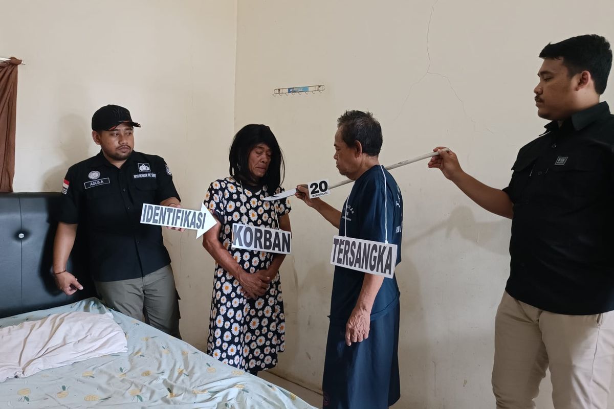 Polsek Makasar menggelar rekonstruksi kasus pembunuhan Fetty (38) di sebuah penginapan di Kelurahan Pinang Ranti, Kecamatan Makasar, Jakarta Timur, Senin (20/3/2023).