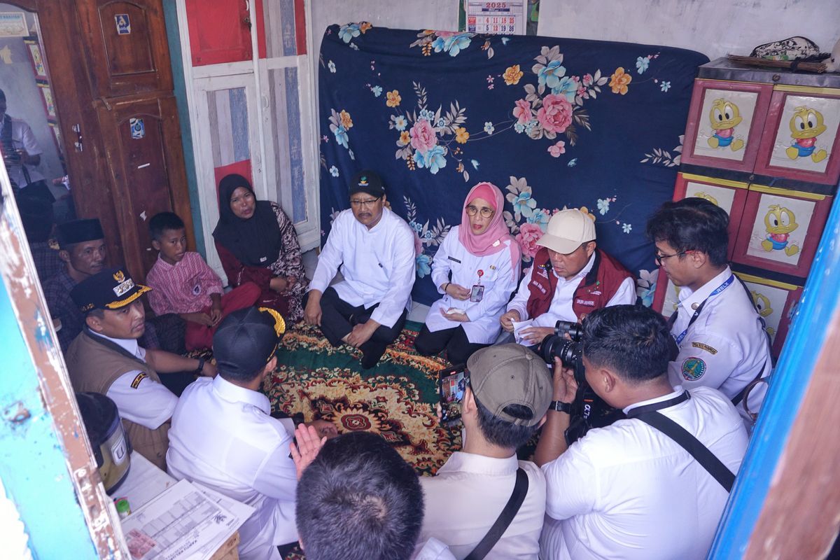 Menteri Sosial Saifullah Yusuf mendatangi rumah calon siswa Sekolah Rakyat di Kelurahan Mandaranrejo, Kecamatan Panggungrejo, Kota Pasuruan, Jawa Timur, Rabu (14/05! 2025) 