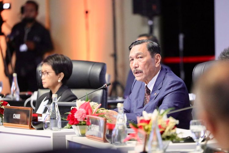 Menko Bidang Kemaritiman dan Investasi Luhut Binsar Pandjaitan, Menteri Luar Negeri Retno Marsudi memberikan paparan dalam Archipelagic and Island States Forum (AIS Forum), di Bali, Selasa (6/12/2022).