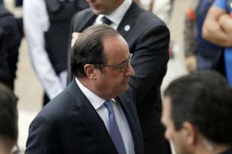 Presiden Perancis Francois Hollande saat mengunjungi lokasi serangan gereja di sebuah kota di wilayah Normandia, Selasa (26/7/2016).