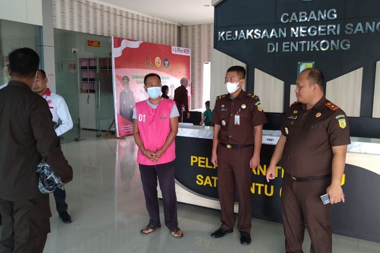 Seorang aparatur sipil negara (ASN) di Dinas Perumahan, Cipta Karya, Tata Ruang dan Pertanahan Kabupaten Sanggau, Kalimantan Barat (Kalbar) berinisial YJ ditangkap atas dugaan pidana korupsi. 