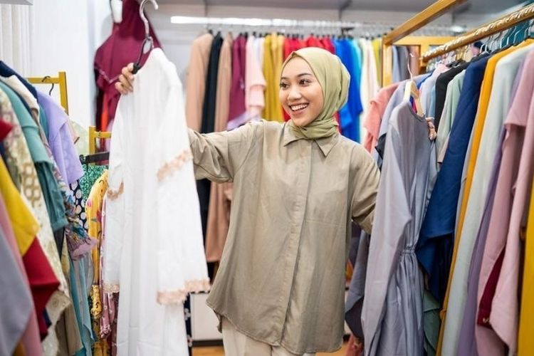 Ilustrasi belanja baju untuk Lebaran Idul Fitri.