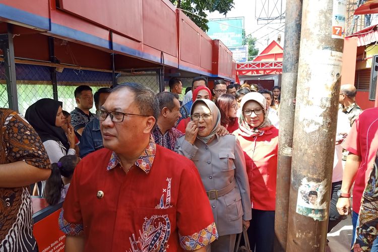 Wali Kota Bandung Oded M Danial meninjau lapak jualan baru PKL Cicadas, Jumat (20/12/2019).