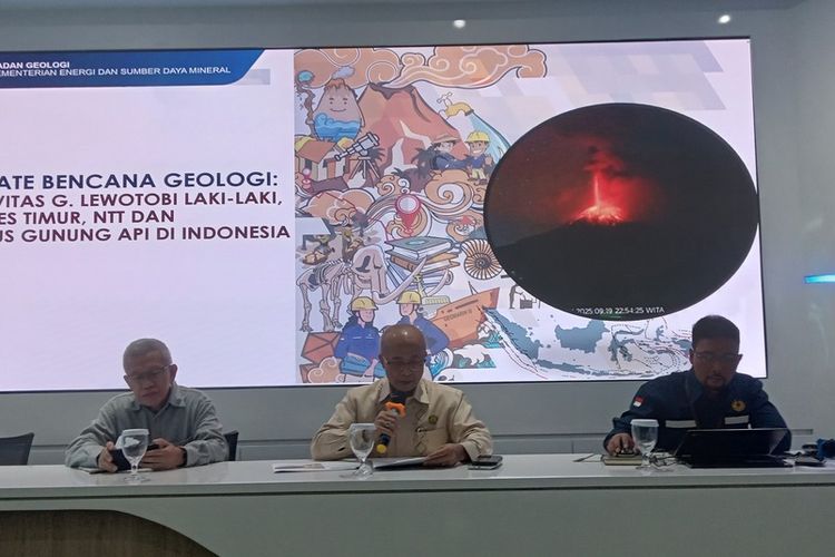 Badan Geologi Sebut Erupsi Gunung Lewotobi Ancam Pemukiman Penduduk.