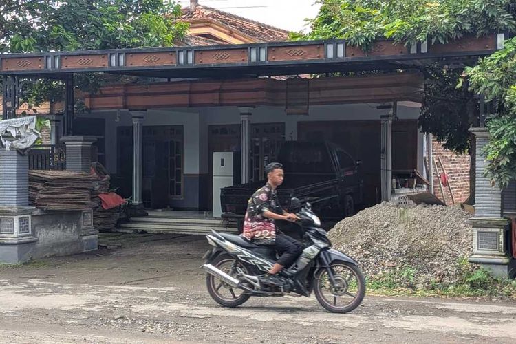 Rumah Dewi Astutik di Desa Broto, Kecamatan Slahung, Ponorogo, Jatim. Keluarga Dewi Astutik atau Paryatin, gembong narkoba jaringan internasional yang ditangkap Interpol di Kamboja, mengaku terkejut dan hanya pasrah.