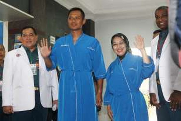 asangan Agus Harimurti Yudhoyono-Sylviana Murni memakai piyama untuk melakukan tes kesehatan di RS AL Mintohardjo Jakarta, Sabtu (24/9/2016). Tiga pasangan calon cagub-cawagub menjalani tes kesehatan sebagai syarat Pilkada DKI Jakarta 2017 mendatang.