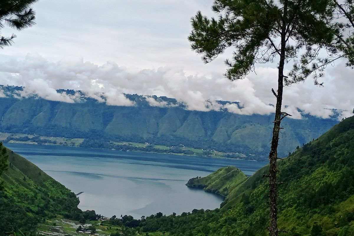 Danau Toba diambil dari The Kaldera – Toba Nomadic Escape di Desa Sibisa Pardamaian, Kecamatan Ajibata, Kabupaten Toba, Sumatera Utara, Jumat (18/12/2020)
