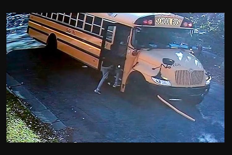 Pria Ini Jadi Pahlawan Usai Selamatkan Belasan Anak dari Bus Sekolah yang Melaju Tak Terkendali