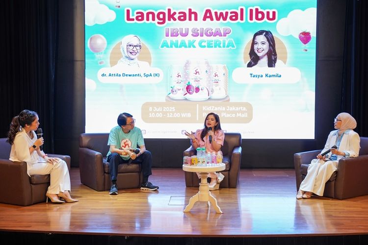 (Dari kiri ke kanan) Head of Marketing F and B PT Kino Indonesia Tbk Lie Joko Budiman, mom influencer dan content creator Tasya Kamila, serta dokter spesialis anak Dr Attila Dewanti SpA (K) dalam gelar wicara bertajuk ?#LangkahAwalIbu: Ibu Sigap, Anak Ceria? di KidZania Jakarta, Senin (8/7/2025) 