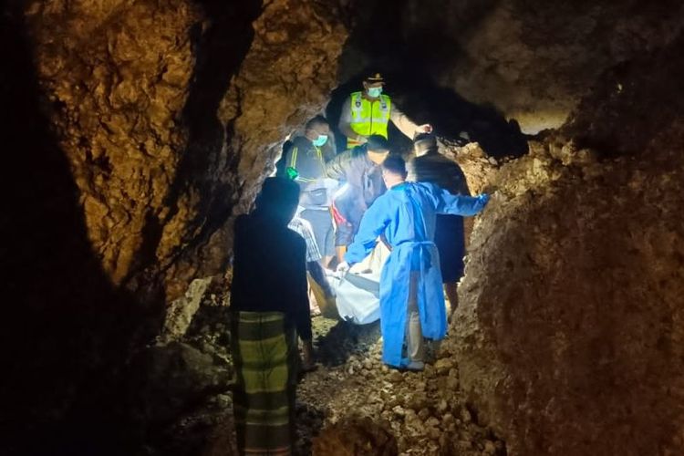 Petugas kepolisian dibantu oleh warga saat akan mengevakuasi kerangka manusia yang ditemukan di dalam Goa Pletes, di Desa Simbermanjing Wetan, Kabupaten Malang, Jawa Timur, Selasa (11/3). ANTARA/HO-Polres Malang.

