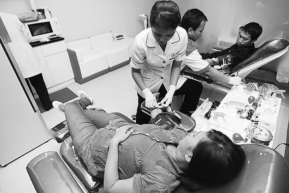 Pengunjung mendonorkan darahnya di Unit Donor Darah (UDD), Area Crystal Lagoon, Mal Senayan City, Jakarta, Senin (14/6). Sejumlah mal dan perguruan tinggi kini mulai menyediakan tempat untuk mendonorkan darah.