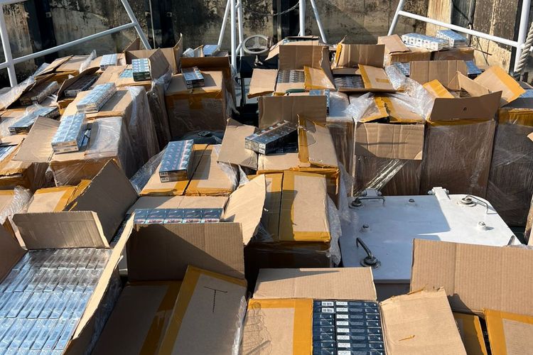 Barang bukti 48 dus rokok tanpa pita cukai yang diamankan dari satu unit kapal pompong yang diubah menjadi kapal penangkap ikan