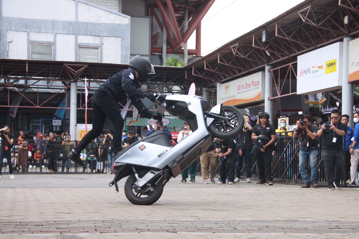 Yadea menarik perhatian calon konsumen dengan membuat acara freestyle.