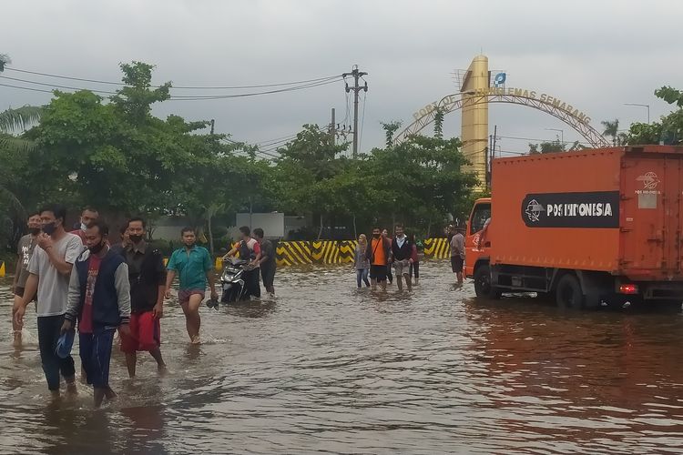 Aktifitas warga di Pelabuhan Tanjung Emas Semarang. Rabu (25/5/2022)