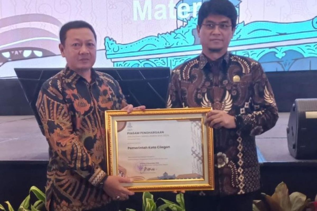 Penyerahan penghargaan Anugerah Manajemen ASN dari BKN kepada Pemkot Cilegon melalui Kepala BKPSDM Kota Cilegon Joko Purwanto di Jakarta, Rabu (13/11/2024).